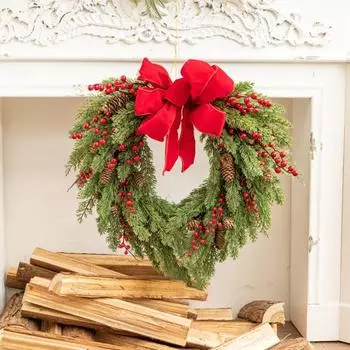 Рождественский венок из искусственных сосновых иголок с красными ягодами, шишками, подвесным украшением для входной двери, настенным декором для окон красный