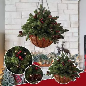 Рождественский венок, смешанные украшения и белые светодиодные гирлянды, замороженные ягоды