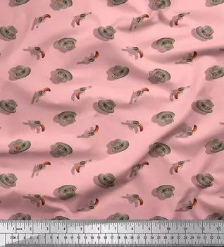 Розовая японская креп-сатиновая ткань Soimoi, ковбойская шляпа и пистолет, оружие, ткань с принтом, 42 дюйма на метр 42 Inch Wide - Cotton Voile розовый
