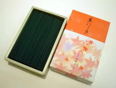 Розовое вино Kyoto Shoeido Kyo Nishiki наполнено тихим сандаловым послевкусием.