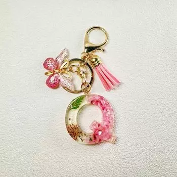 Розовые ромашки сушеные цветы зеленые листья смоляные буквы брелок AZ 26 инициалы бабочка кисточка кулон украшение на рюкзак