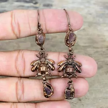 Розовый турмалин необработанный серьга гальванопластика медь серьга медоносная пчела серьги с драгоценными камнями гальванопластика ювелирные изделия подарки для мамы серьга ручной работы
