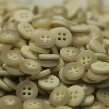 Рубашка с пуговицами из смолы с четырьмя ушками, воротник свитера, трикотажный кардиган с пуговицами, топ, универсальные украшения, аксессуары, пряжка 1 #[w1045 #four-eye beige circle] v