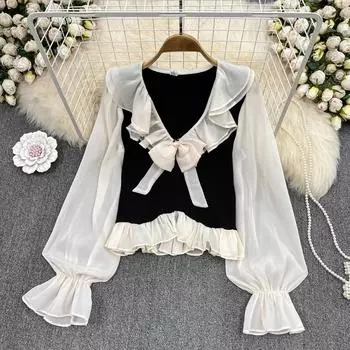 Рубашка с V-образным вырезом и рюшами и бантом. Свободная тонкая рубашка. Топ контрастного цвета с расклешенными рукавами.