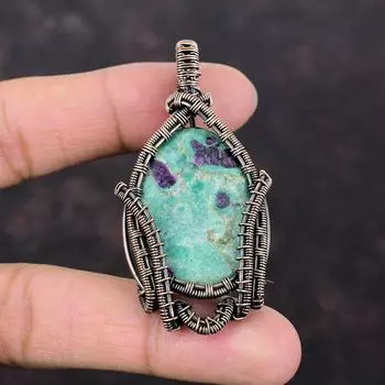 Рубин-фуксит Медная проволока Обернутый кулон Драгоценный камень Ювелирные изделия из проволоки Натуральный рубин Фуксит-ювелирные изделия Дизайнерский кулон ручной работы Жен. Специальный подарок