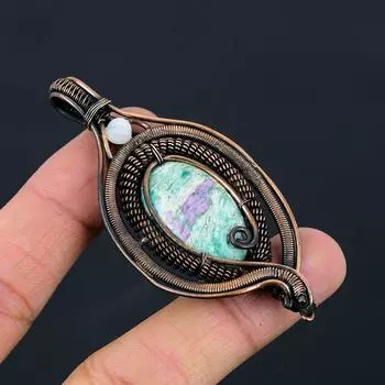 Рубин в фуксите, лунный камень, драгоценный камень из чистой медной проволоки, обернутый дизайнерской подвеской ручной работы 2.95 Inches зелёный