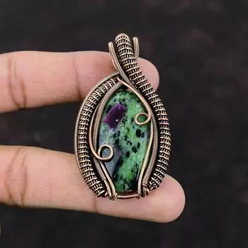 Рубиновый кулон с цоизитом, кулон в медной проволоке, кулон ручной работы с драгоценным камнем, рубиновый цоизит, ювелирные изделия, кулон в этническом стиле, медные украшения для подарка