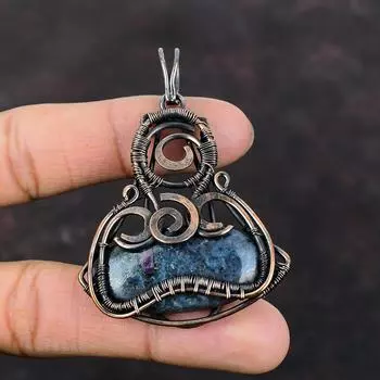 Рубиновый синий кианитовый кулон, кулон в медной проволоке, приличный кулон ручной работы, ювелирные изделия из проволочной обмотки, новый кулон, драгоценный камень, медные украшения