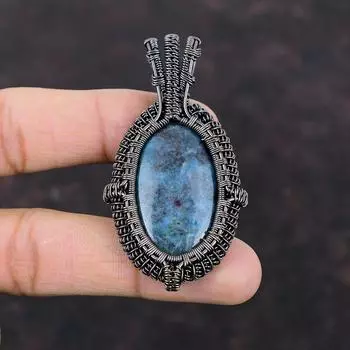 Рубиновый синий кианитовый кулон Медная проволока, обернутая драгоценным камнем Кулон ручной работы Уникальные медные ювелирные изделия Дизайнерский кулон Для подарка Ювелирные изделия из проволочной пленки