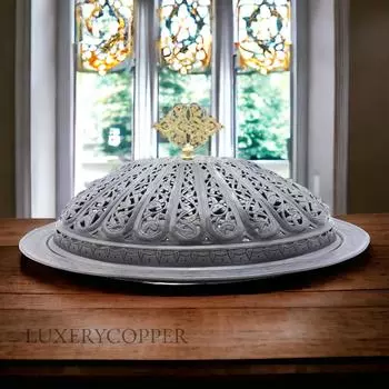 Ручная работа с помощью проволочной пилы. Состаренная медная крытая сервировочная тарелка для лодки. Коллекция Османской империи.