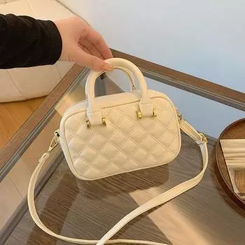 Ручная женская сумка, новинка 2024 года, весна/лето. Модная и минималистичная маленькая квадратная сумка, корейская версия, нишевая и элитная одноплечевая сумка.