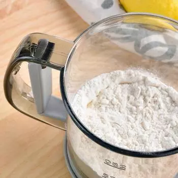 Ручное сито для муки с мелкой сеткой, полуавтоматическое сито для выпечки с одним нажатием, пластиковый практичный инструмент для выпечки для дома