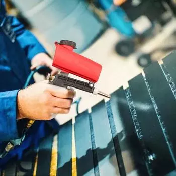 Ручной пескоструйный аппарат с резервуаром большой емкости, эргономичной конструкцией рукоятки и регулировкой расхода