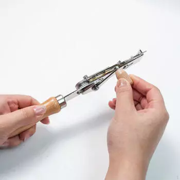 Ручной пистолет для вязания ковриков. Детали иглы. Веселье для искусства перфорации.