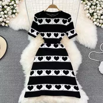 RUGOD 2022 летнее новое модное темпераментное самосовершенствование контрастного цвета эластичное тонкое вязаное платье с круглым вырезом в форме сердца One Size чёрный