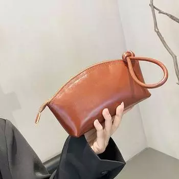 Рука об руку, женщины держали многофункциональную косметичку из кожи растительного дубления с кожаным слоем для женщин чёрный