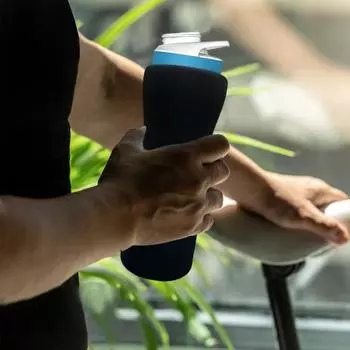 Рукав для бутылки с водой для стакана Cirkul на 22 унции Изолированная крышка для сохранения температуры Многоразовая противоскользящая ручка, не содержащая BPA, силиконовая защита чашки фиолетовый