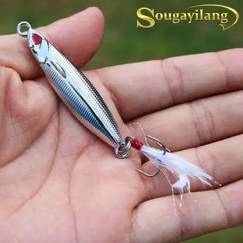 Серебристая металлическая приманка (маленькая рыбка, мормышка) с тройным крючком и пером серебряный