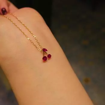 S925 Посеребренное 14-каратное золото Ожерелье Вишневый кулон Цепочка на ключицу Красный корунд Золотые украшения