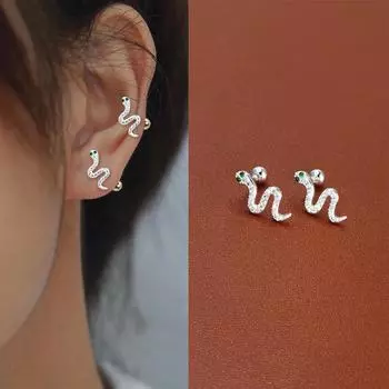 S925 Посеребренные серьги-гвоздики Green Eye Умные серьги-гвоздики в виде змеи Прохладный смысл женской индивидуальности Мини-серьги с супер-вспышкой Серьги с цирконом в обертке