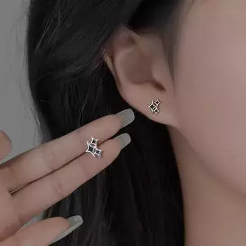 S925 Посеребренные серьги-гвоздики Простые крутые серьги-гвоздики с крестом и звездой нейтрального ветра Антиаллергенное капающее масло Черная четверная звезда Серьги-гвоздики с винтами