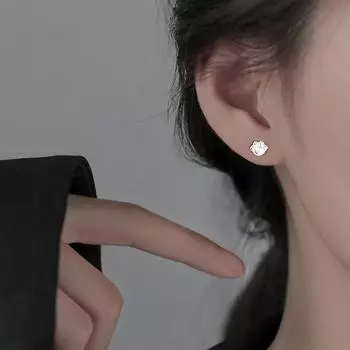 S925 Серьги-гвоздики с серебряным покрытием. Милый ветер, сладкое исцеление. Галстук со следами кошки. Серьги-гвоздики с серебряными когтями медведя. Серьги-гвоздики с матовой текстурой.