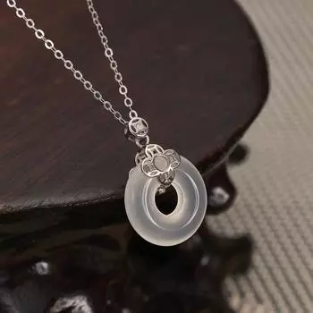 S925 Silver Four Leaf Clover Natural Chalcedony Lucky Safety Buckle Pendant Necklace Female Style Clavicle Chain Gift 925 Silver