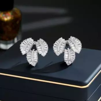 S925 silver needle fashion temperament light luxury design niche earrings trendy high sense super flash zircon inlaid leaf stud earrings серебро белый