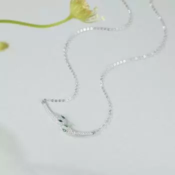 S925 стерлингов женская мода легкая роскошная полная бриллиантовая маленькая зеленая змея ключичная цепочка продвинутое чувство зеленый глаз дух змея 925 silver