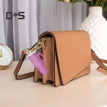 Съемный брелок-подвеска с бальзамом для губ, мини-подстаканник, компактный дизайн, удобный брелок для переноски, брелок-аксессуар чёрный