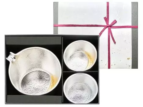 с японским набором сакэ Nousaku Moon, сусальное золото Katakumi Moon, оловянная фольга Guinen Moon, сусальное золото K Moon, золото и серебро [Упаковочная бумага] + / =