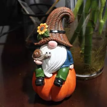Садовая тыква Гном Фигурка держащая улитку Сидящий гном Эльф Статуэтка из смолы Скульптура для дома и улицы День благодарения Праздник урожая Осень Рабочий стол A