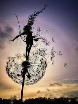 Садовое искусство Скульптура Цветочная фея танцует с одуванчиком Статуя из нержавеющей стали Украшение для двора, внутреннего дворика, газона, патио, металлические украшения серебряный