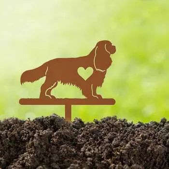 Садовый колышек для собак — придайте красоту вашему участку на открытом воздухе с помощью этого железного предмета искусства. Идеально подходит для увековечения памяти домашних животных и украшения сада. светло-серый