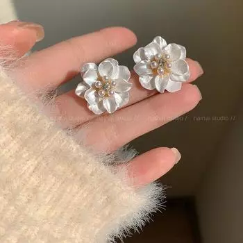Same Style as Zhao Lusi! Pearl Camellia Ear Studs Vacation Style French Gentle Mori Style White Flower Earrings Earrings Camellia Silver Needle