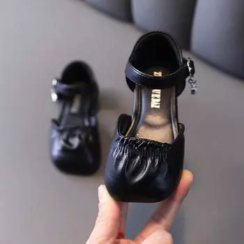 Сандалии для девочек, одинарные туфли Baotou, детская обувь для маленьких девочек в стиле принцессы 2023, корейская версия, прогулочные туфли Baotou на мягкой подошве со складками 23 чёрный