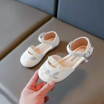 Сандалии для девочек с простым жемчугом, милые, универсальные, 2024, новые детские туфли принцессы на плоской подошве с вышивкой, элегантные, милые, танцевальные туфли для детей 26 бежевый