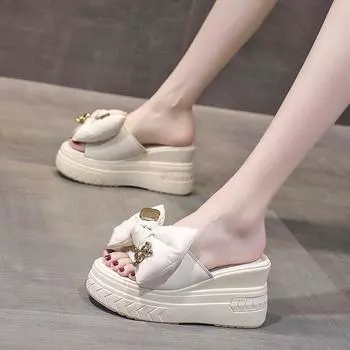 Сандалии и тапочки на толстой подошве для женщин, которые можно носить летом 2022 года: новый стиль моды с бантиками, высокими каблуками и танкеткой внутри