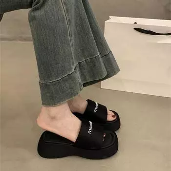 Сандалии на толстой подошве, увеличивающие рост, для летней женской одежды на открытом воздухе, новая модная юбка-аксессуар 2025 года, повседневные пляжные сандалии One Line Drag 35 чёрный