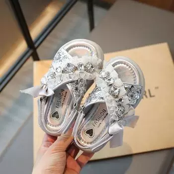 Сандалии принцессы со стразами для девочек с бантом, модные детские полусандалии с блестками, мягкая подошва, детская летняя пляжная обувь 2024 г. 26 серебряный