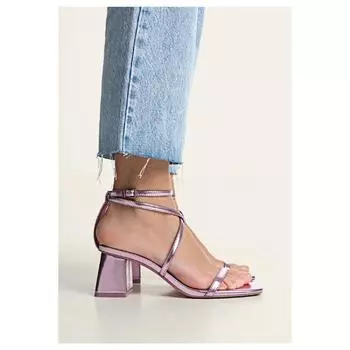 Сандалии с металлизированными ремешками