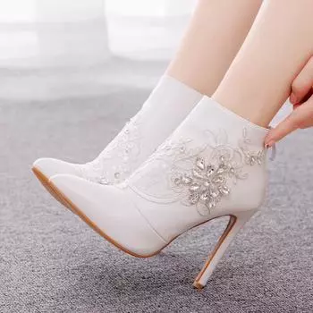 Сапоги большого размера на высоком каблуке 11 см. Ботинки большого размера на тонком каблуке с острым носком и кружевной сеткой. Свадебные сапоги с вышивкой стразами. Ботинки martin для невесты. Ботинки на высоком каблуке. 35