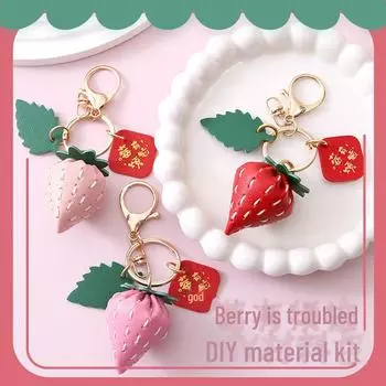 Сделай сам, ручная работа, кожаный брелок в виде клубники, подарочный пакет с украшением