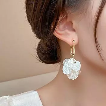 Seaside Vacation Style Earrings for Women 2025 New Arrival Best Selling Temperamental Earrings Fancy Unique Stud Earrings White Ear Rings White Shell tassel