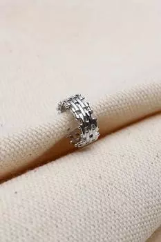 Серьга-кафф серебряного цвета с цепочкой и хрящом