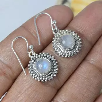 Серьга с лунным камнем, дизайнерская серьга, серьга ручной работы, подарок для нее, серьга-безель, бохо-украшение, серебро 925 пробы