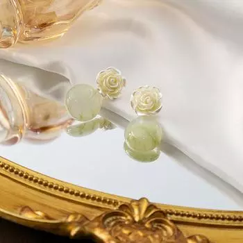 Серьги «Акварельная камелия» — простые и стильные женские серьги из серии «Лес» зелёный