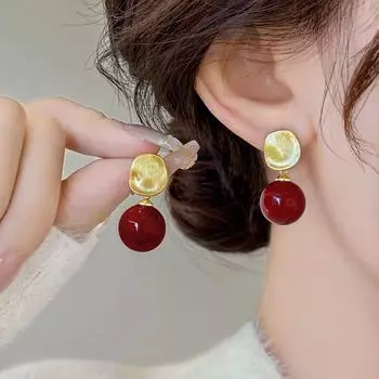 Серьги Ankola Geometric Red с бусинами: Матовая отделка для празднования Нового года A2198 вино красного