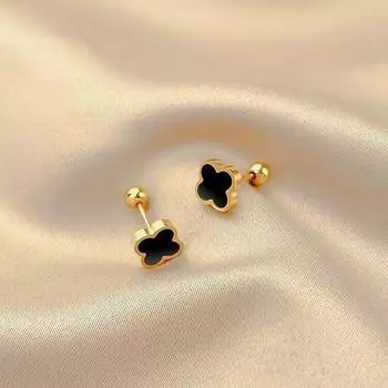 Серьги-антипадения из титановой стали с четырьмя листочками клевера, маленькие, простые, универсальные, темпераментные, мини-серьги для сна, не требующие снятия, женские серьги helical