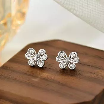 Серьги-бабочки — маленькие, изысканные и элегантные серьги с нишевым дизайном и инкрустированными бриллиантами в подарок